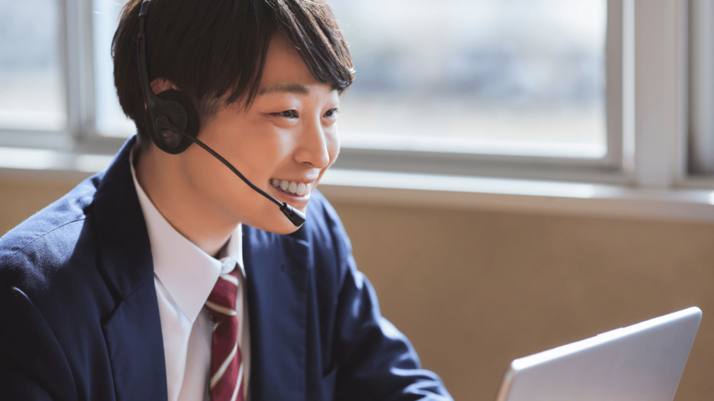 Both the customer and customer service rep smiling during a conversation